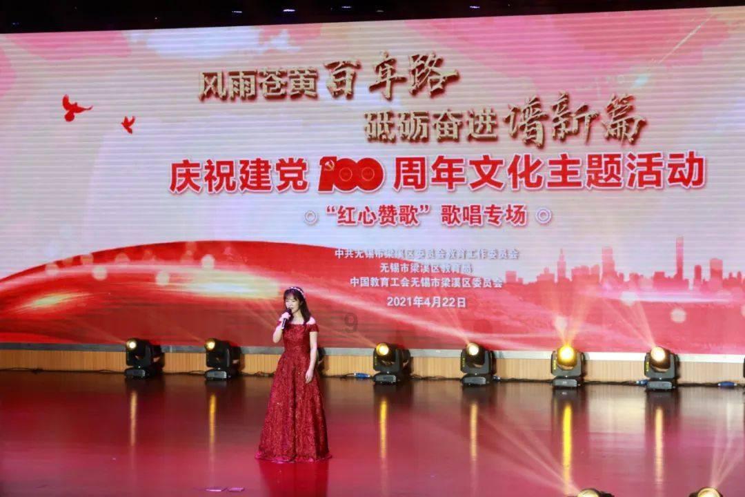 他们正在收拾手提箱英语？